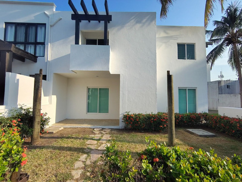 Casa En Venta En Col. Ricardo Flores Magon, Ver