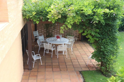 Casa En Venta De 7 Dormitorios, En Zona Del Golf!