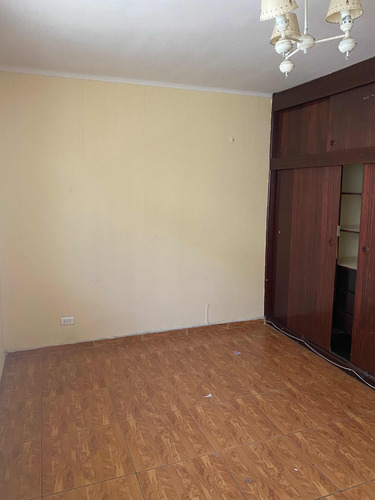 Casa 4 Dormitorios Y 2 Baños. Estacionamiento Para 3 Autos.