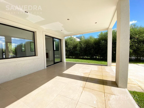 Bellisima Casa En Venta En Barrio Los Lagos. Orientación Norte