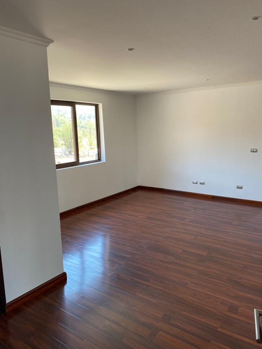 Casa Recién Construida En Condominio