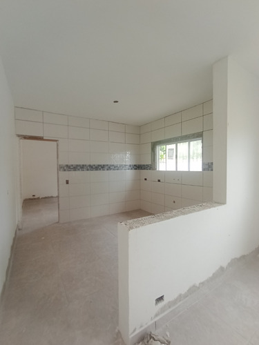 Casa 2 Dormitórios Em Bairro Residencial, Próximo A Comércios, Escolas, Transportes E Muito Mais!