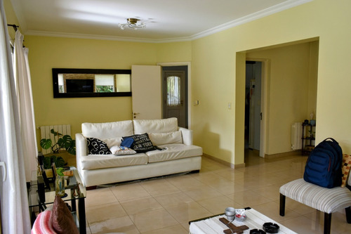 Casa En Venta Barrio Los Jazmines, Pilar Del Este