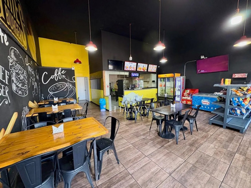 Local En Strip Center, Adaptado Como Restaurante