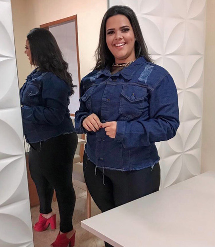 Imagem 2 de 4 de Jaqueta Jeans Feminino Plus Size Detalhe Rasgado Grande