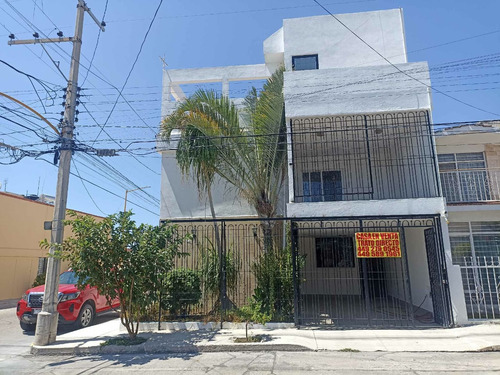 Venta Casa Céntrica En Esquina Atrás Del Colegio Marista Con