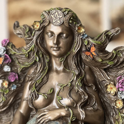 Estátua Da Deusa Da Mãe Gaia Da Nova Terra E Jardim De Borbo