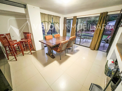 Casa Con Piscina En Venta Atlántida Sur A 4 Cuadras De Rambla, 3 Dormitorios Más Servicio, Barbacoa, Piscina De 7 X 4 Mts, Construcción De Nivel Con Materiales Nobles, Ambientes Muy Amplios Versátiles