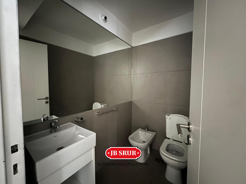 Local En Venta En Nueva Córdoba Con Patio Interno, Baño, Bacha Y Muebles De Cocina Para Guardado