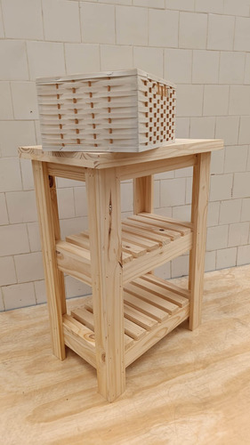 Mesa Auxiliar / Quesera 60x80x40 En Pino Natural + Canasto Canasto Blanco