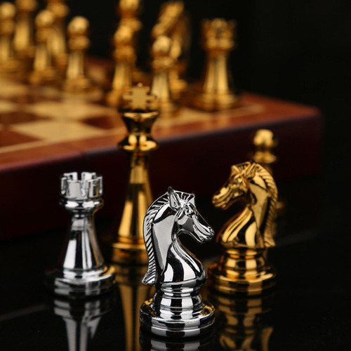 Juego De Ajedrez Medieval Con Tablero De Ajedrez Oro Plata