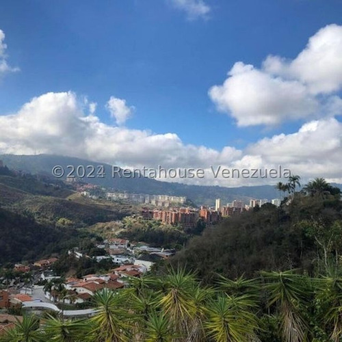 Tg Excelente Casa En Venta En Santa Paula Con Terraza Y Hermosa Vista, Calle Cerrada. 24-28413 Ys