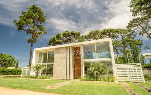 Hermosa Casa En Venta, En La Ciudad De Punta Del Este- Ref: 63759