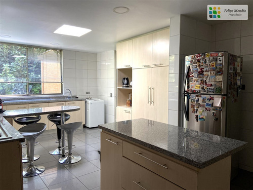 Impecable En Condominio 5 Dorm. Servicio Y Sala De Estar.