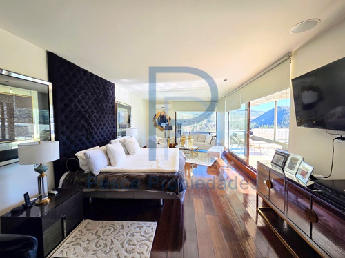 Casa Mediterránea En Prestigioso Y Seguro Condominio