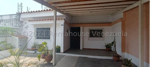 En Venta Amplia Y Remodelada Casa En Centro De Barquisimeto, - 2 4 2 3 9 8 6- Cocina Empotrada, Agua Constante, Cerca A Comercios, Bancos, Todos Los Servicios Basicos.