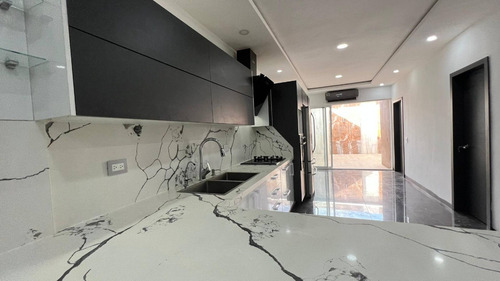 Casa En Venta Ubicada En La Prestigiosa Zona De Valle De Oro, San Diego, Esta Casa Remodelada Ofrece Un Estilo De Vida Moderno Y Acogedor. Con Pisos De Porcelanato Y Piedra Sintetizada, Dapo