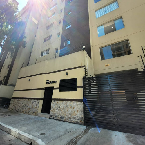 En Venta Apartamento Urb, San Isidro. Res Ricardo.  Js0214