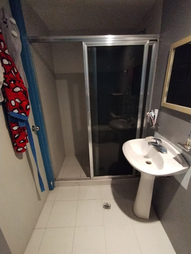 Departamento En Planta Baja, Distribuido En Dos Niveles Con Terraza.