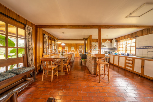 Casa Estilo Sureño, Con Cancha De Tenis