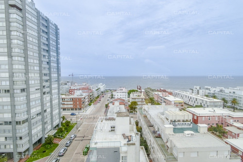 Apartamento De Tres Dormitorios En Venta - Punta Del Este- Ref: 24798