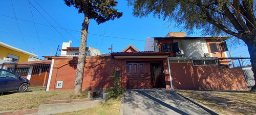 Venta De Casa De Categoria Con 4 Dormitorios En Quilmes Oeste