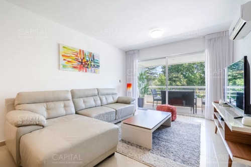 Muy Buen Apartamento De Dos Dormitorios Y Azotea Con Parrillero En Venta En El Golf De Punta Del Este