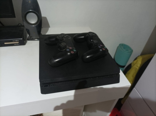 Play Station 4 , Hard Disk Drive 1 Tb  + 2 Mandos 