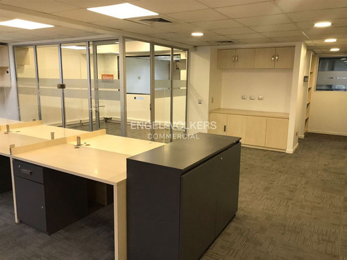 Arriendo Amplisima Oficina Amoblada En Edificio Boutique