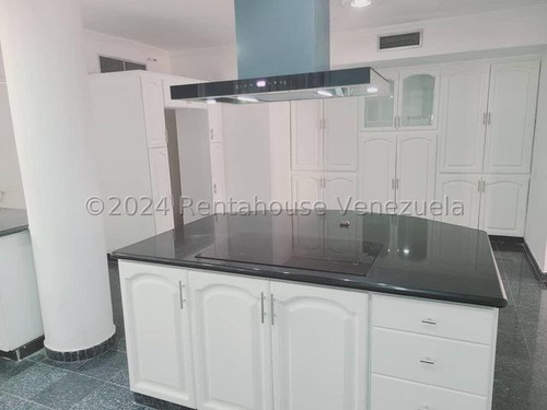 Casa Moderna Totalmente Remodelada, Con Amplios Espacios Iluminados Colinas De Guataparo 24-23018