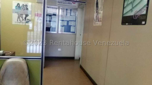 Edificio Industrial Con Mucho Potencial En Venta En La Yaguara Smb 24-10718 Yy