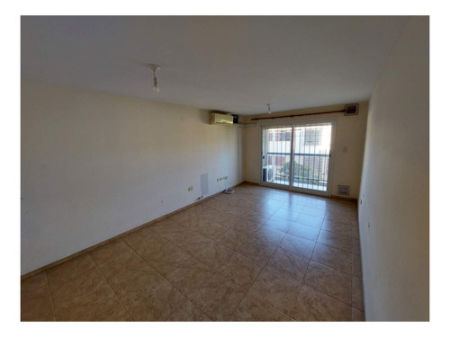 Imagen 6 de 8 de Departamento De 2 Dormitorios Con Cochera En Venta En Barrio Pueyrredón.