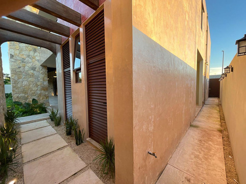 Casa En Venta Merida, Temozon Norte En Privada, Mod. Aurora, Entrega Inmediata.