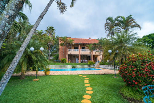 Vendo Belíssima E Encantadora Chácara!!! Com Duas Casas, Com Dois Salões De Festa E Muito Mais, Confira A Descrição Abaixo.