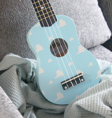 Ukelele Soprano Jake Diseño Nubes P + Funda + Púa