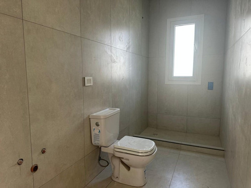 Venta Excelente Casa Al Agua - Virazon 7 Ambiente