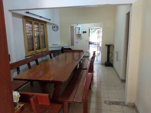 Lote De 600m2 Con Construcción A Reciclar