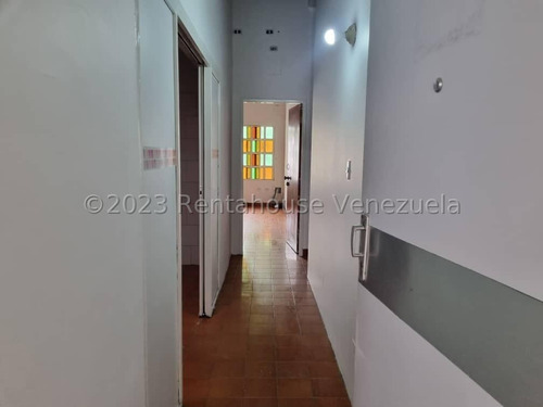 Local Comercial En Venta En Nueva Segovia Barquisimeto Lara -- %%m-c-t%% Cod. 24 Guion 3 7 5 9