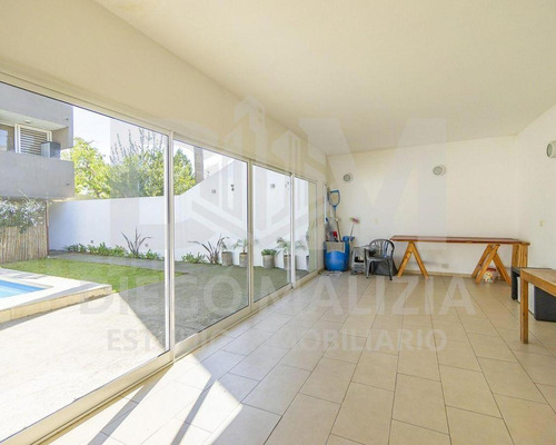 Venta Departamento Dos Ambientes Con Cochera En Banfield.