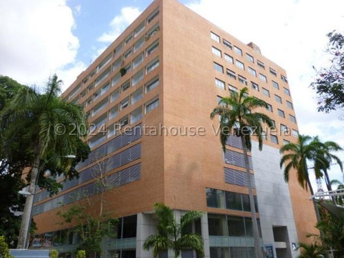 En Alquiler Elegante Apartamento Con Una Inmejorable Ubicacion En Las Mercedes 24-24009