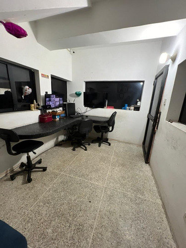 Local Comercial En Puerto Cabello, De 2 Niveles Con Fondo De Comercio Y Licencia De Licores. Zc.p