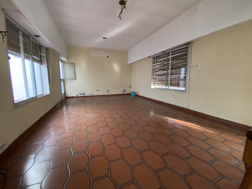 Venta - Casa - Monte Castro - Apto Credito - Lote Propio - 6 Ambientes - Cochera - Permuta