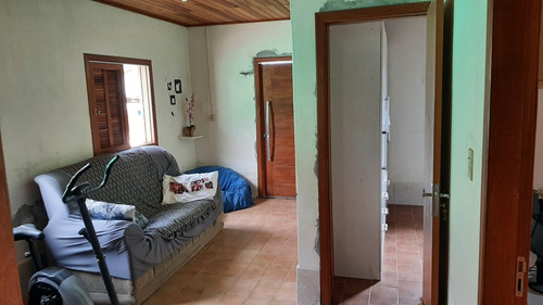 Casa Com Aprox. 250mts, 3 Quartos, 2 Salas, Cozinha, Banheiro, Área De Serviço Com Fogão A Lenha, Churrasqueira E Garagem