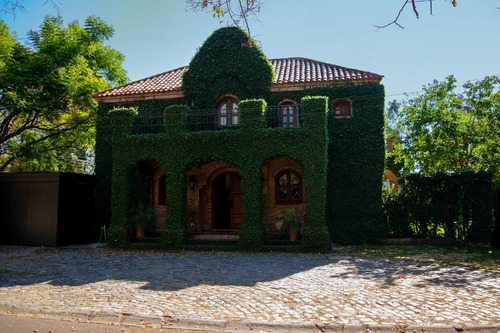 Casa De 5 Ambientes En  Venta Con Cochera Y Dependencia En Las Lomas De San Isidro