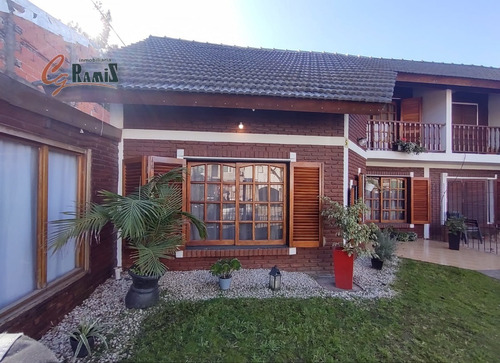 Imagen 2 de 15 de Casa Triplex En Venta 4amb. Oribe 1900 Ituzaingo