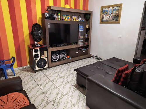 Casa Com Piscina E Barracão No Fundo