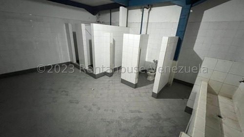 Excelente Edificio Para Fabrica Ya Que Cuenta Con Espacios Cómodos En Venta - Urb. Boleita Sur