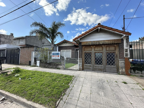 Venta - Casa Con Fondo Libre