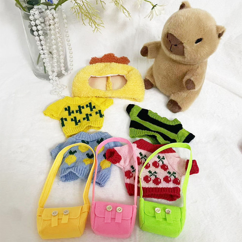Peluche Capibara Con 9 Piezas De Ropa Y Accesorios E