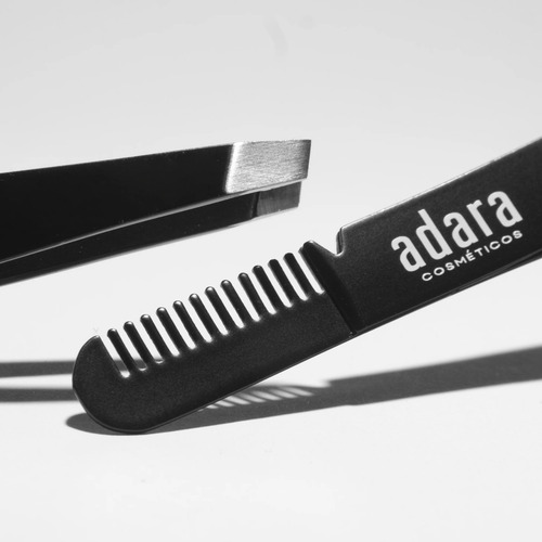 Pinza Para Depilar De Precision Con Peine Adara Color Negro Lisa